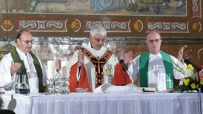 Eduard Ribera, cura de Solsona, en el centro