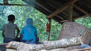 Niños embera en una comunidad bajo confinamiento