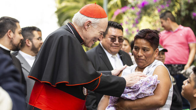 Cardenal Aguiar saluda a una madre