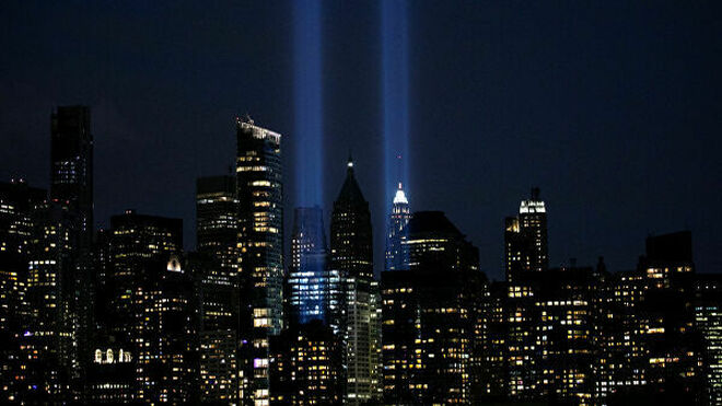 Recontruyen con luces las Torres gemelas
