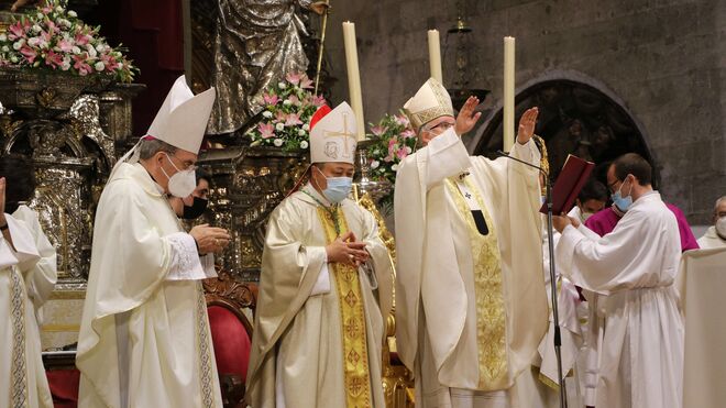 El nuncio del Papa impone el palio al arzobispo de Sevilla