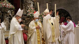 El nuncio del Papa impone el palio al arzobispo de Sevilla
