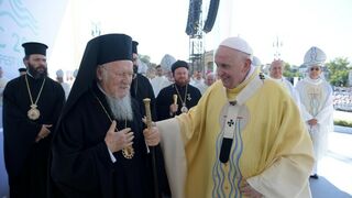 Francisco, y Bartolomé, en la misa de Budapest