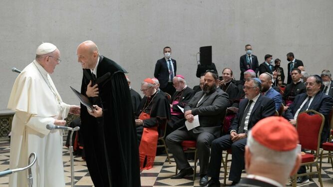El Papa, con las comunidades cristianas y judías