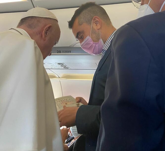 Francisco hojea la novela de Jesús Bastante en su vuelo a Budapest