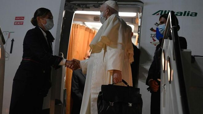 Francisco ya está en Budapest, en su primer viaje después de la operación