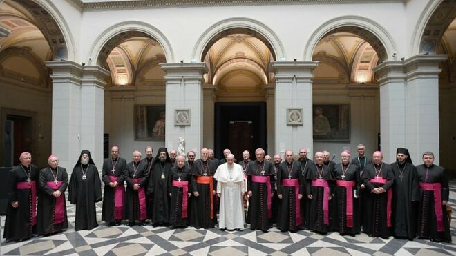 'Rapapolvo' del Papa a los obispos húngaros: "Por favor, sean sirvientes. Siervos, no príncipes"