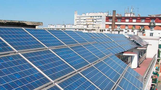 Paneles solares sobre un edificio