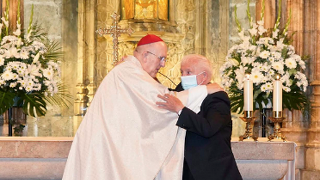 Saludo del cardenal Osoro y el cardenal Cañizares
