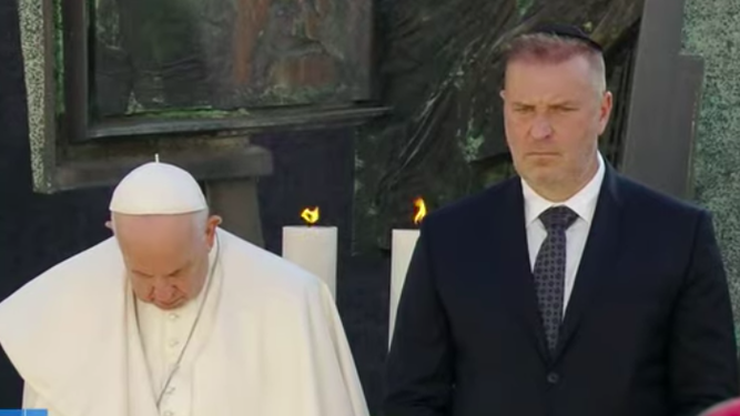 El Papa ora ante el monumento a la Shoah en Bratislava