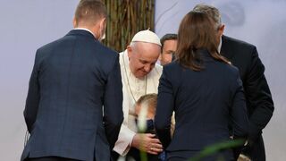 Una niña se abraza al Papa Francisco