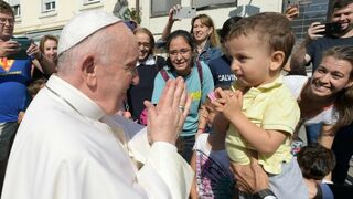 El Papa 'reza' con un niño en Bratislava