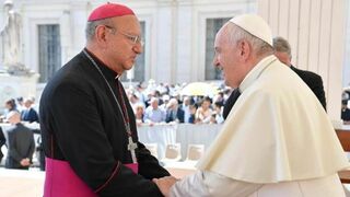 Monseñor Guillermo Ortiz Mondragón con el papa Francisco