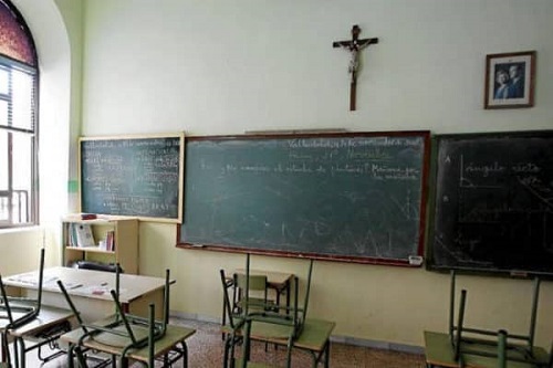 2 aula-crucifijo-clase-religion-Valladolid-e1560788142833