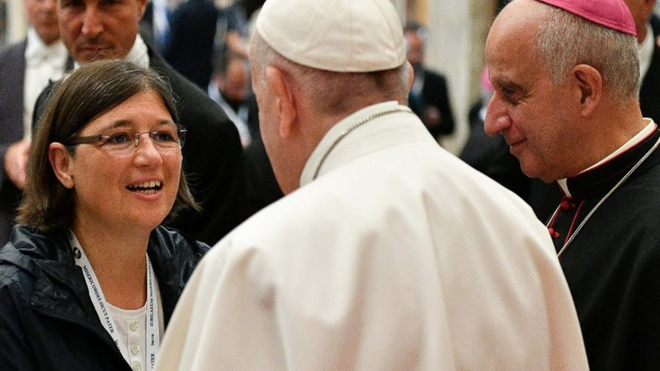 El papa saluda a una catequista