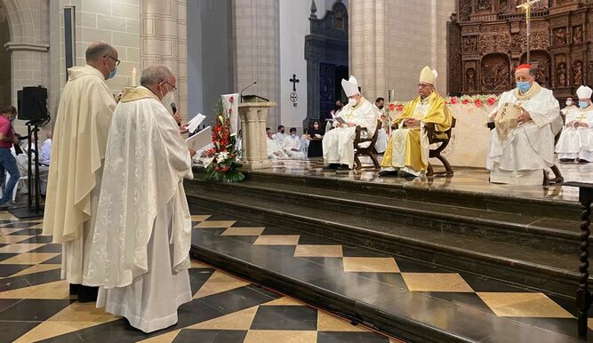 El nuevo obispo, recibiendo el mandato del Papa