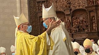 Omella abraza a Satué tras su ordenación episcopal