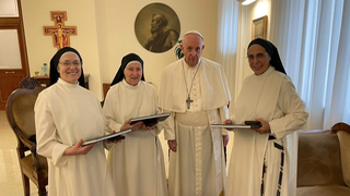 El Papa y monjas de la comunidad de sor Lucía
