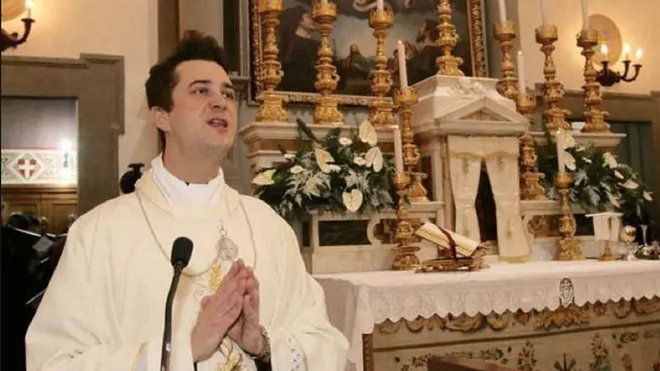 Detenido un párroco italiano que organizaba orgías con drogas usando las  limosnas de los fieles