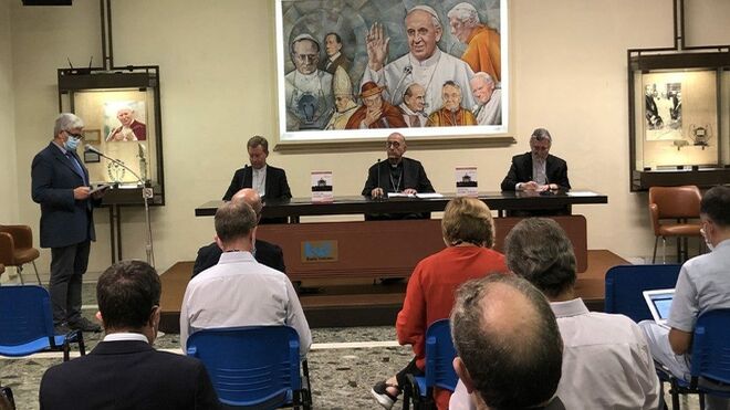 Omella y Tornielli presentan el libro sobre Francisco