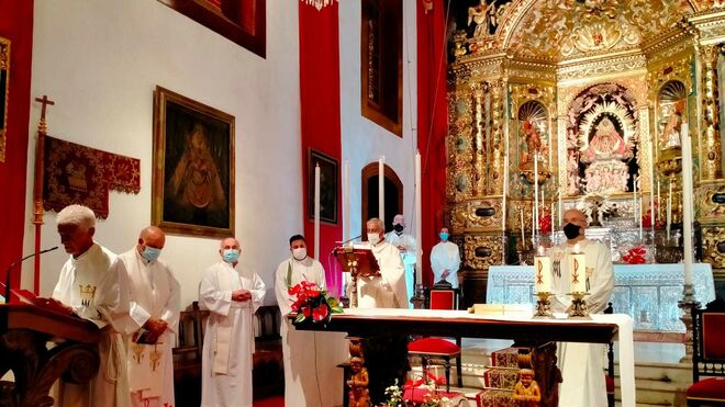 Bernardo Álvarez ruega a la patrona palmera "que el volcán cause el menor daño posible"