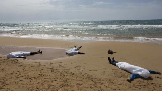 Emigrantes muertos en la playa