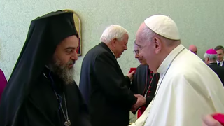 Francisco saluda a representantes de otras confesiones en un encuentro con los focolares