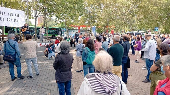 Concentración ante el CIE de Aluche