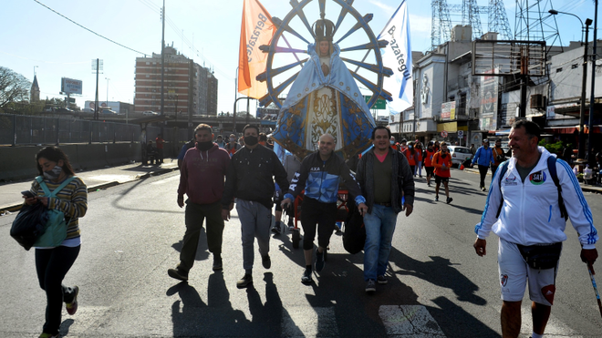 Peregrinos llevan a la patrona nacional por las calles