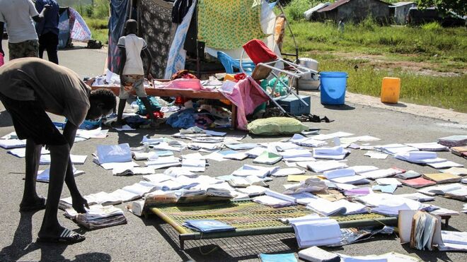 Documentos mojados tras la evacuación en Juba, Sudán del Sur