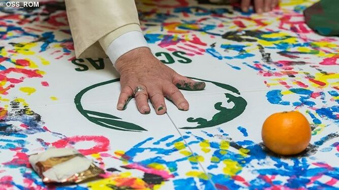 La mano del papa Francisco, en un acto en favor de la educación