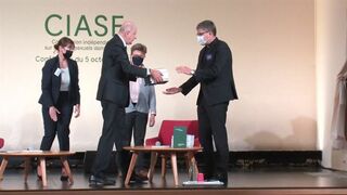 Entrega del informe al presidente de los obispos franceses