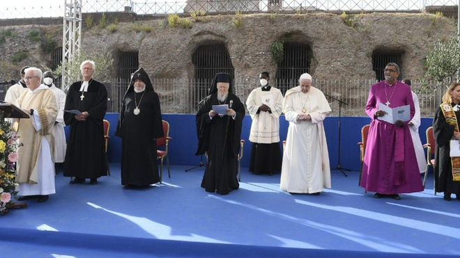 Oración de los líderes religiosos por la paz ante el Coliseo