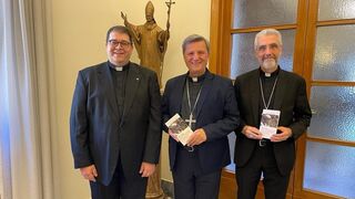 Martínez Oliveras, con el cardenal Grech y Luis Martín