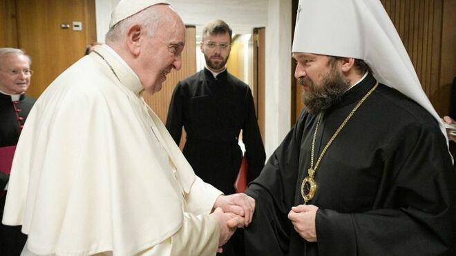 El Papa y el Metropolitano Hilarión durante su encuentro en el Vaticano.