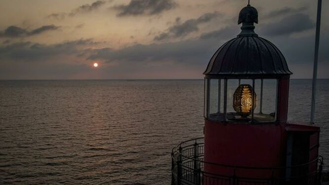 El faro del pequeño pueblo pesquero a orillas del Mar del Norte.