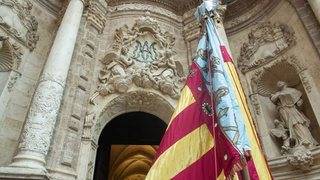 Bandera de Valencia ante la catedral
