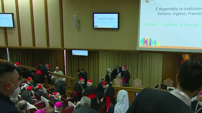 El Papa, entrando en el aula del Sínodo