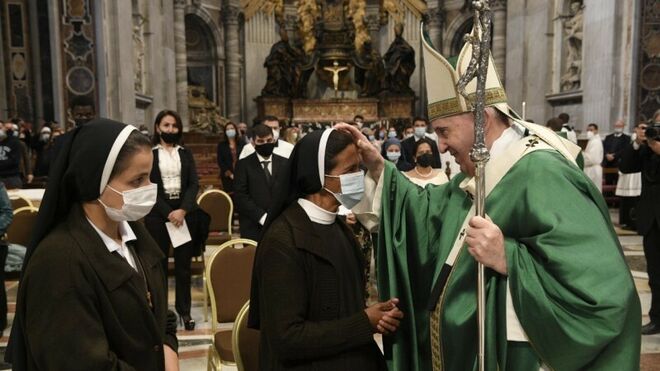 El Papa abraza a Gloria Cecilia Narváez tras su liberación