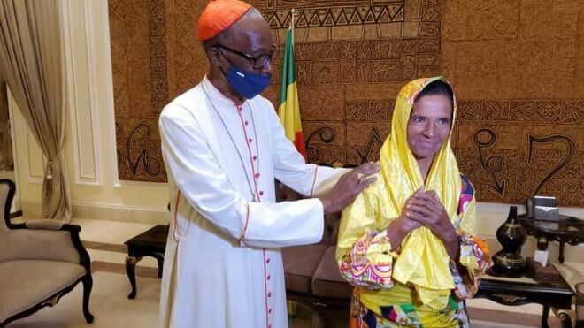 Gloria Cecilia, ya en libertad, con el arzobispo de Bamako