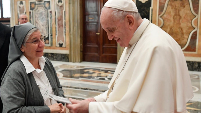 El Papa y la superiora de las Hermanas de la Caridad de Santa Juana