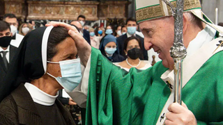 El Papa bendice a Sor Gloria Cecilia