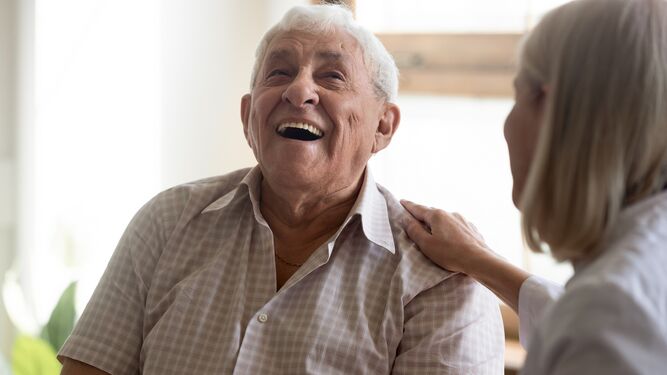 La escucha activa y la empatía, claves en la atención al residente.