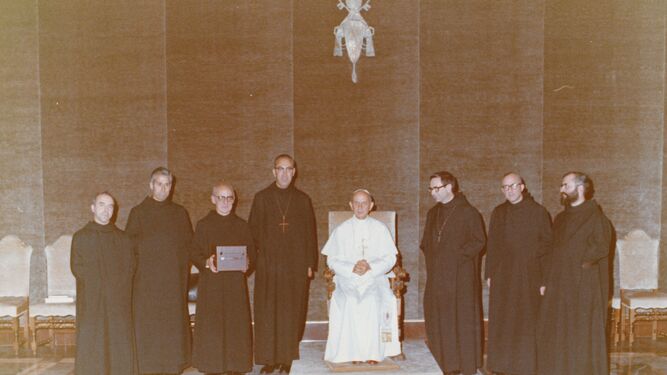 Pablo VI con los abades Cassià y Gabriel y otros monjes de Montserrat.