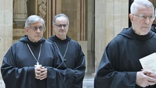 El abad Manel con el pectoral del P. abad Cassià.
