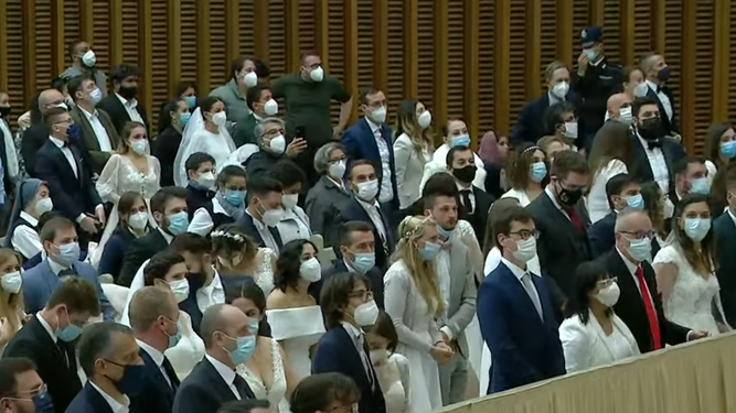 Novias y novios en la audiencia