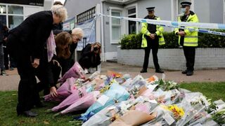 Homenaje floral al diputado británico asesinado