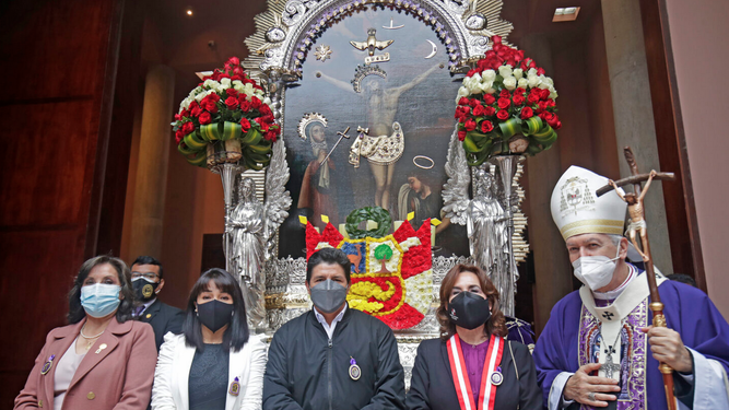 Castillo y presidente ante el Cristo de los Milagros