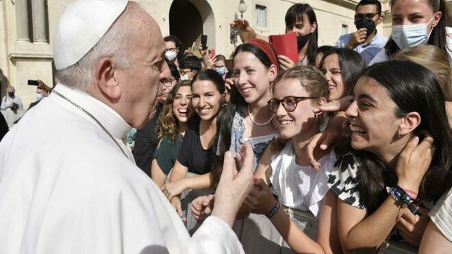 Francisco saluda a un grupo de mujeres