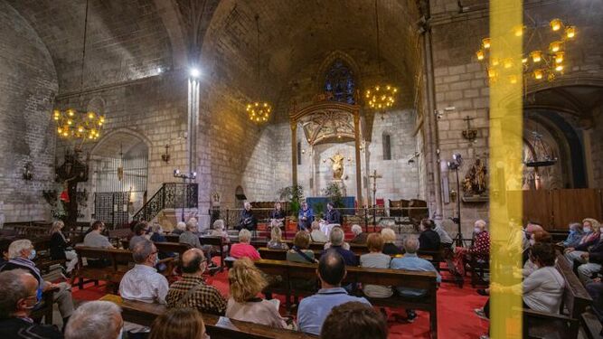 Unas setenta personas acudieron a la presentación del libro en la parroquia de Santa Anna.